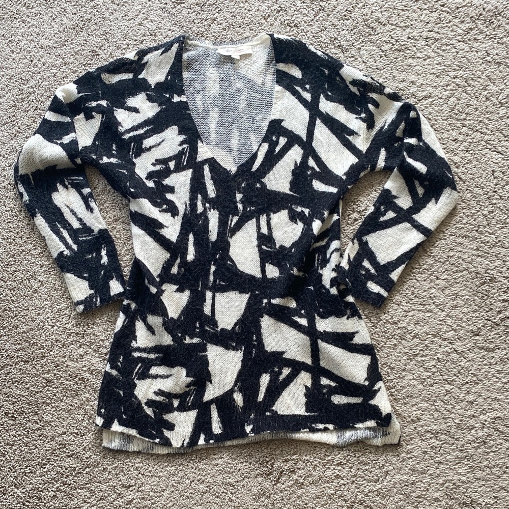 Vince Camuto cashmere Black & Cream Abstract V-Neck Knit fittedSweater